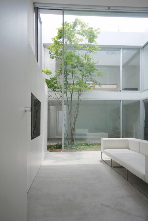 A belső udvar is minimalisztikus stílust kapott