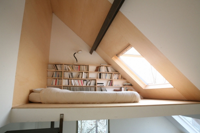 Alacsony tetőtér beépített polccal az olvasnivágyók számára