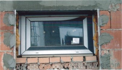 „Parapetfal" és ablak kontár csatlakoztatása.