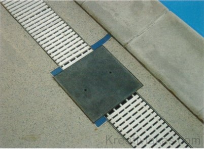 PVC-padlóburkolat és medenceszegély hézagos csatlakozása (az eredeti burkolattól eltérő, kék színű javításokkal).