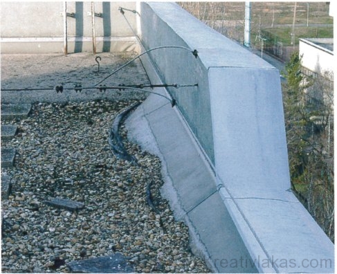 PVC-lemezes szigetelés elhúzódása az attikafaltól.