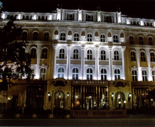 Budapest, a Gearbeaud-cukrászda homlokzatának ünnepi díszkivilágítása