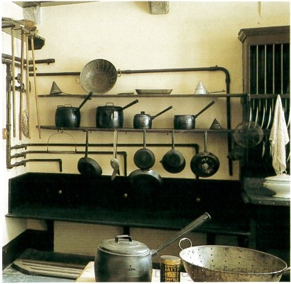 A mosogatókonyha egyik részlete Lanhydrockban. A súlyos edényeket elöl nyitott polcokon tartották. Praktikus és egyszerű megoldás.