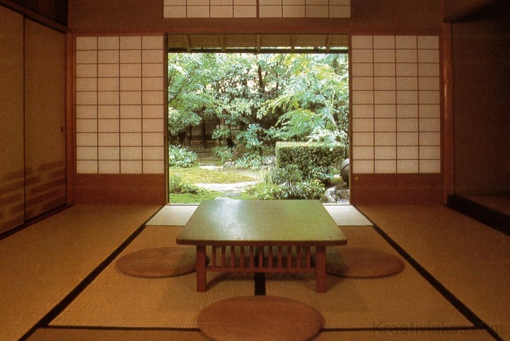A hagyományos japán szobabelső nyugodt egyszerűsége.
