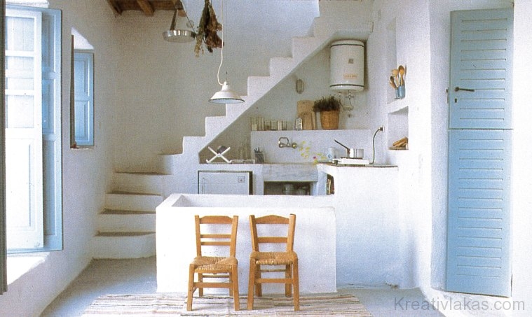 A görög házak magukon viselik a hagyományos mediterrán stílusjegyeket.