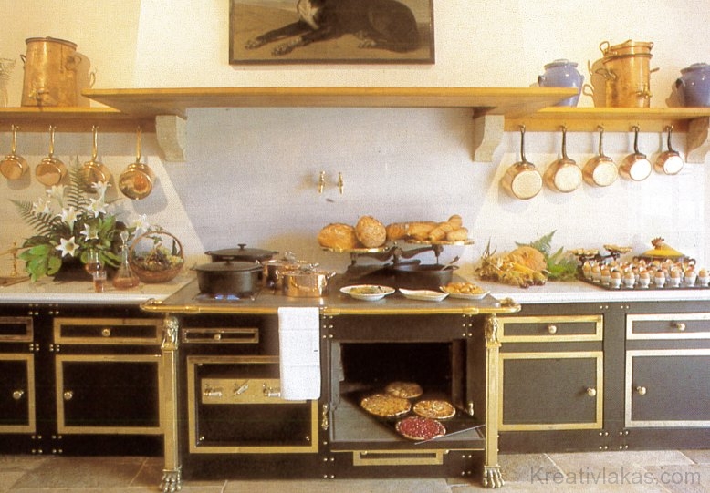 Michel Guérard főszakácsot a hagyományos francia konyha tekintélye inspirálta, amikor saját konyháját megtervezte.