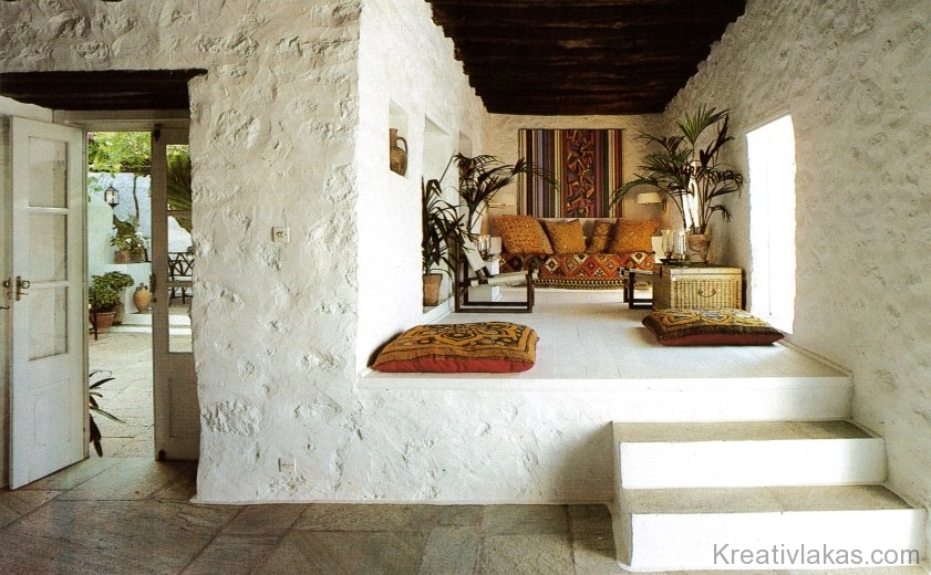 Nyugodt nappali egy görög ház nyitott előterében