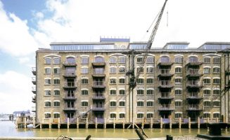 London dokk-negyedében egy Viktória korabeli raktárát alakítottak át modern „lakóteleppé”.