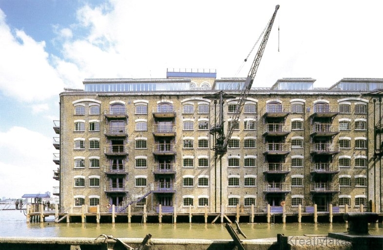  London dokk-negyedében egy Viktória korabeli raktárát alakítottak át modern „lakóteleppé”.