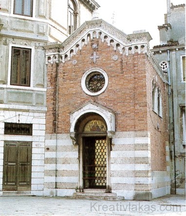 A velencei templom helyreállított homlokzata mögött modern lakás rejtőzik.