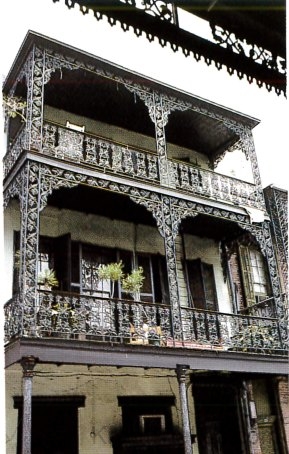 Vascsipkék egy 150 éves New Orleans-i ház erkélyén.