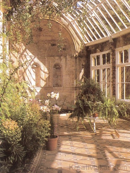 Ebben a szép, üvegtetős, mozaikpadlós helyiségben a növények mindössze a háttér szerepét játsszák.