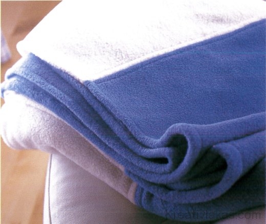 Varrjunk óriási, kályhameleg takarót széles, egyszínű plédekből vagy gyapjúanyagból.