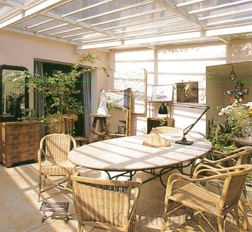 Egyszerű, tágas veranda, fémből és üvegből.