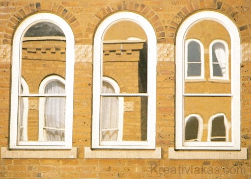 A restaurált Nash-sorház ablaküvegei a szemközti ablakokat tükrözik.