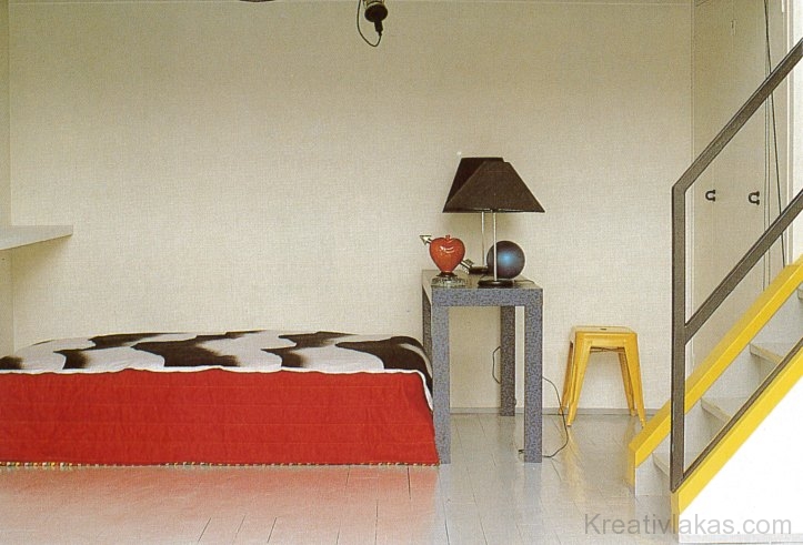A minimalista szobában a színeké a főszerep
