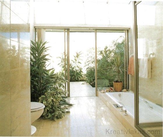 A fürdőszoba elhelyezése és a belsőépítész jóvoltából a kád szinte a kertben van