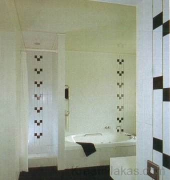 A fehér csempés fürdőszoba
