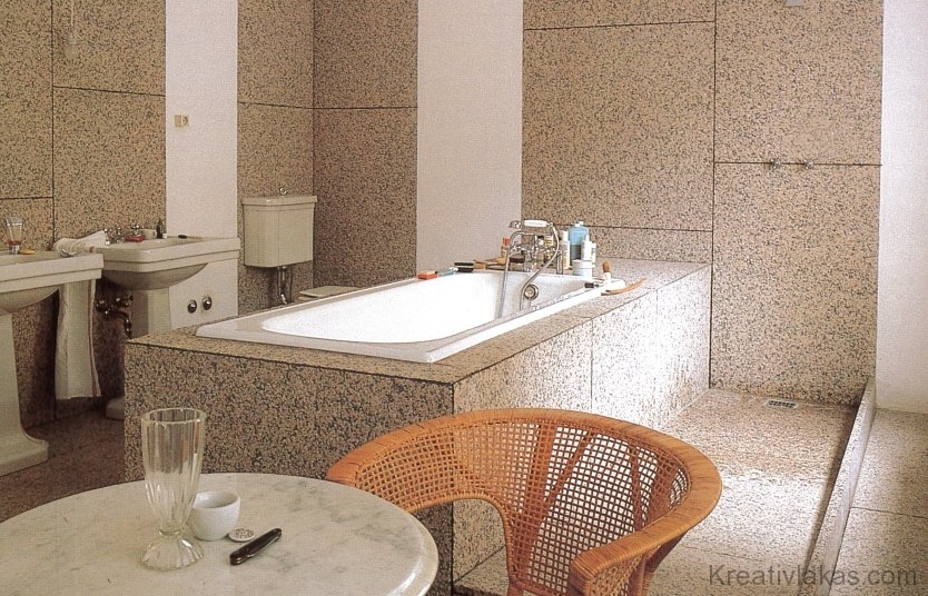 Egy német művész házának legnagyobb helyiségét alakította át fürdőszobának