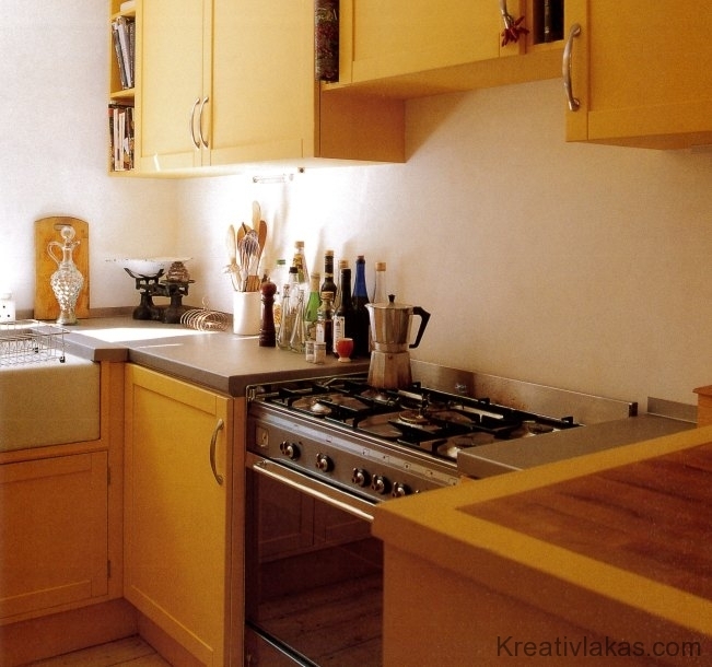 Egy konyha régies, divatjamúlt bájjal és tiszta, modern vonalakkal