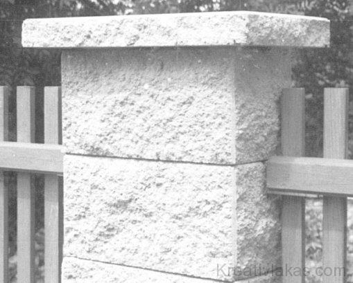 Hasított követ imitáló betonelemekből készült kerítésoszlop