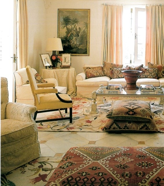Egyszerű, dísztelen szoba dekoratív textúrájú felületekkel