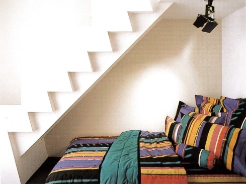 A lépcső dekoratív cikcakkos vonala külön díszítés nélkül is szellemesen ellenpontozza a mozgalmas, festői ágynemű együttest.