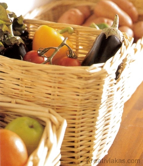 A valódi vidékies arculat érdekében a zöldségeket és a gyümölcsöket vesszőből font kosarakban tároljuk.