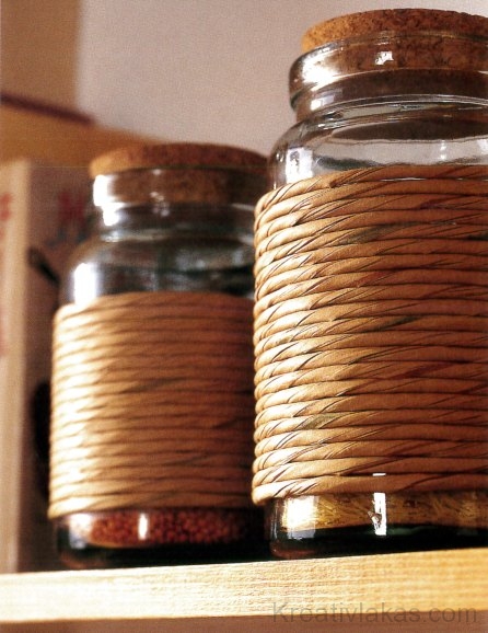Tekerjünk egy hosszú, vastag háncsból készült zsineget a sima tárolóüvegek köré