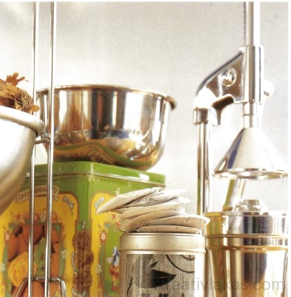 Néhány dekoratív fémdoboz és formatervezett kony­hai eszköz a polcokon high-tech külsőt kölcsönöz