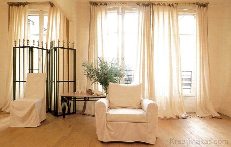 Fehér pamutszövet öltözteti az elegáns párizsi lakás ablakait és bútorait