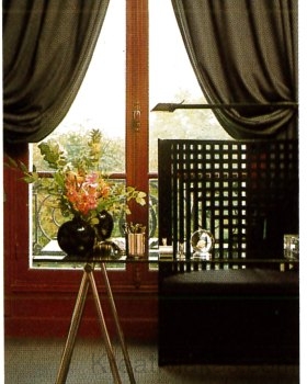 Modern szobabelső – szürke függönnyel
