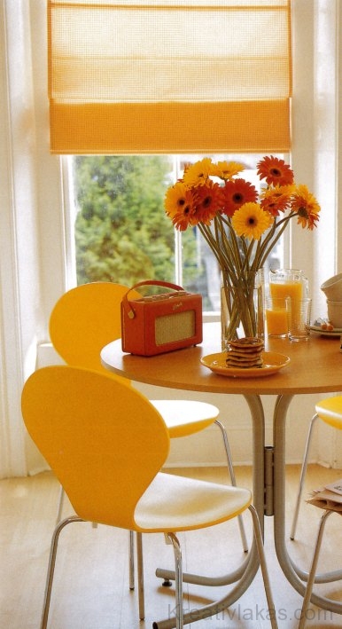 Az élénk sárga székekkel és a szépséges gerbera csokorral egy napsütötte reggeliző sarkot alakíthatunk ki.