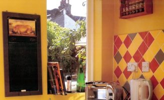 A napsárga fal a kulcsa annak, hogy a konyha ne rontsa el a hangulatunkat. A konyhaszekrények finom pasztell árnyala¬ta válhat alapjává sok eltérő arculatú kony¬hának. Az itt bemutatott példán szembeál¬lítják az élénk sárga színű falakkal, ami nap¬fénnyel tölti meg a konyhát. A karmazsinvö¬rös, sárga és zöld csempék valódi karaktert adnak a slashbacknak. Az átlósan felrakott csempék tágítják a teret. Ilyen erős színek mellé olyan munkapadot, padlót és tartozé¬kokat válasszunk, amelyek beleolvadnak a háttérbe, és nem vonják magukra a figyel¬met. Egy kisméretű konyhában különösen nagy hangsúlyt kapnak a helytakarékos megoldások, mint ez a fűszertartó, a mun¬kapad fölé szerelt rúd és a mennyezetre rög¬zített edénytároló. A falitábla, a fűszertartó és a kenyérpirító egy kis régimódi hangu¬latot csempész a konyhába, amelytől még barátságosab¬bá válik. Mit használ¬hatunk még? • Aquamarin, türkiz és kék színű csempék, • gránit munkapad, • rozsdamentes acélké¬szülékek, • krém színű konyhabú¬tor. Egy kis konyhában sok helyet takaríthatunk meg egy felfüggesztett edénytárolóval. Ideális, ha egy kötélcsiga segítségével fel- és le tudjuk mozgatni, mint egy ruhaszárítót. Ha nem ragaszkodunk a függönyhöz, hagyjuk szabadon az ablakot, és engedjük be a fényt! Cseréljük le a konyhaszekrények fogantyúit, az egész konyha arculata megváltozik tőle.