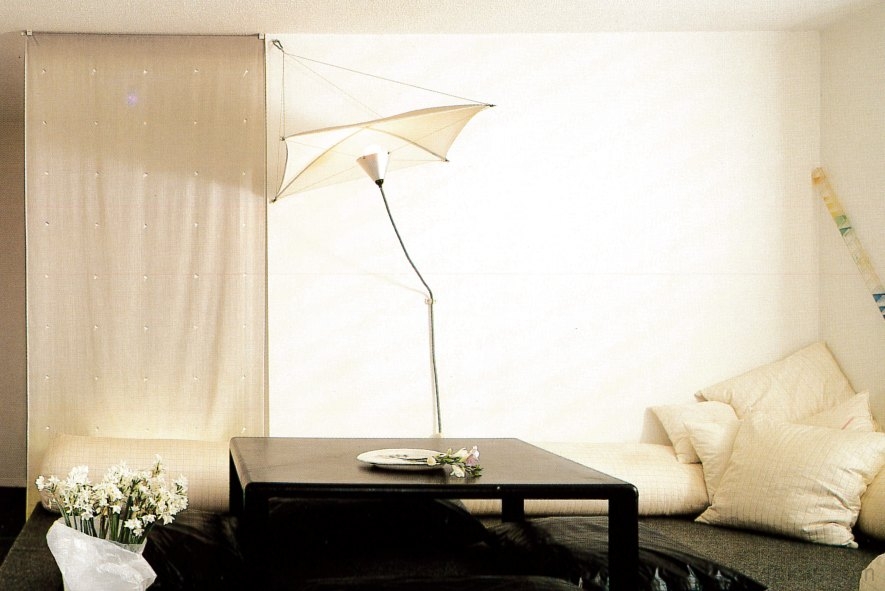 A sárkányt formázó lámpatest szépen illik az egyszerű és jellegzetes, japán stílusú szobába