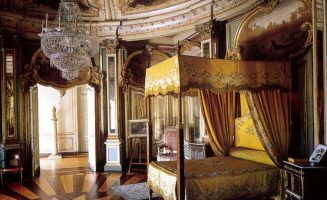 A portugáliai Queluz-palota királyi hálószobája