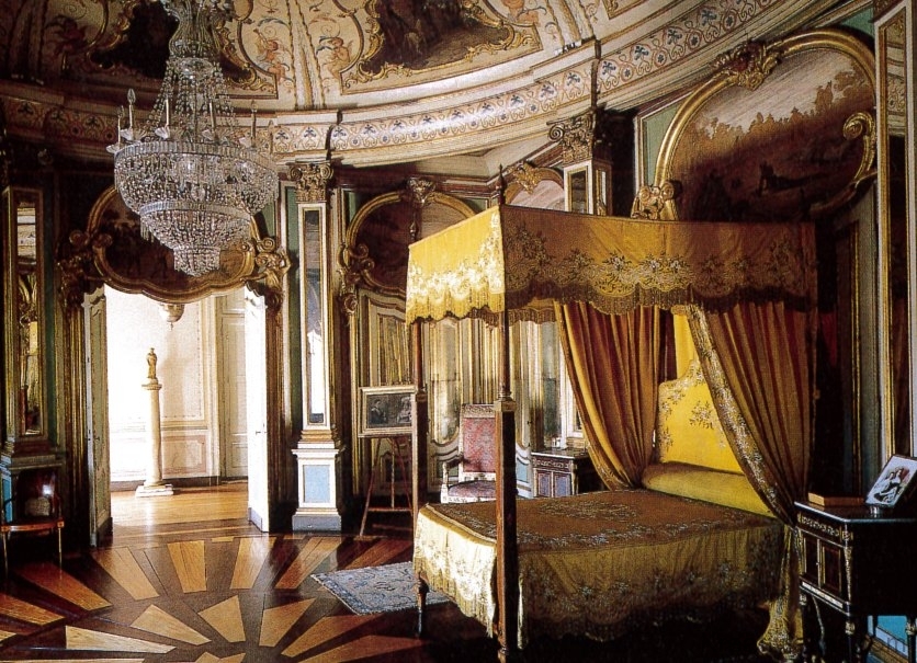 A portugáliai Queluz-palota királyi hálószobája