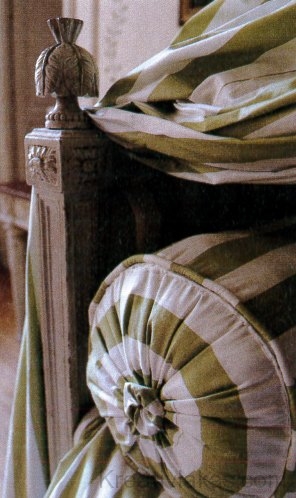 Csíkos bútorszövet is fellelhető a francia klasszicista enteriőrökben