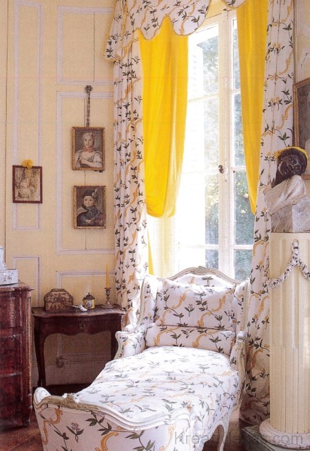 Franciaországban Marie Antoinette királyné népszerűsítette a finom virágmintákat