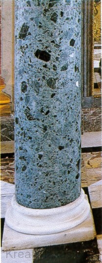 Az impozáns francia klasszicista enteriőröket sokszínű márványból
