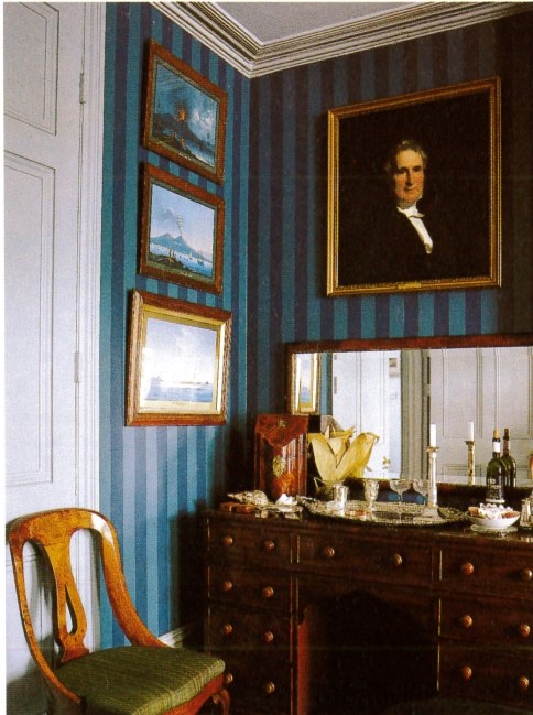 Kétféle kék tónus szerepel a dolgozószoba tapétáján