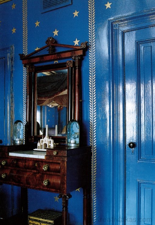 Kék ajtó, fal