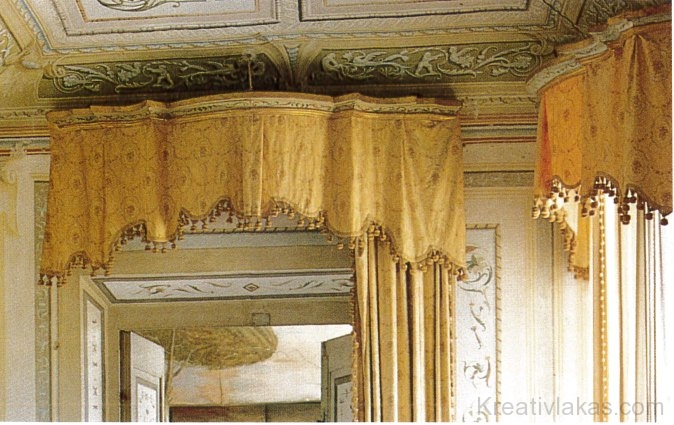  jellegzetes arany-sárga rojtos, pliszírozott drapériák az ókori római portikuszokat idézik