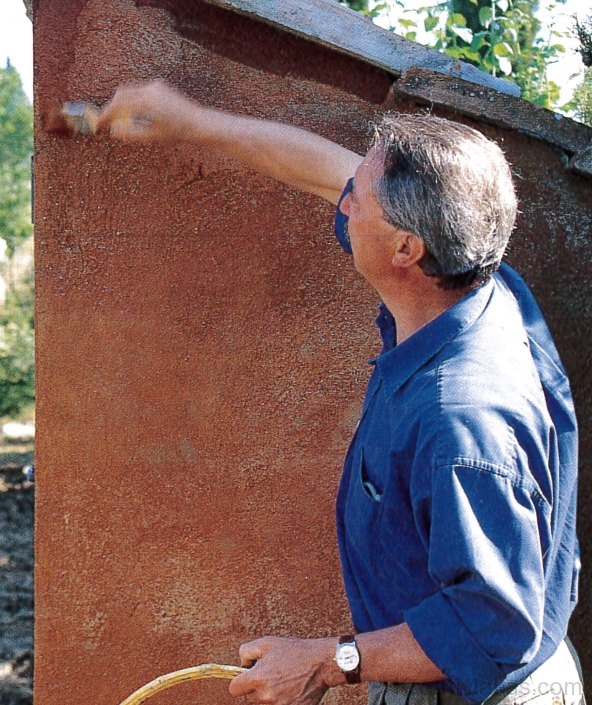 Guigi Maria Sesti terra rossa di Argiano festékkel festi egy melléképület vakolt falát 