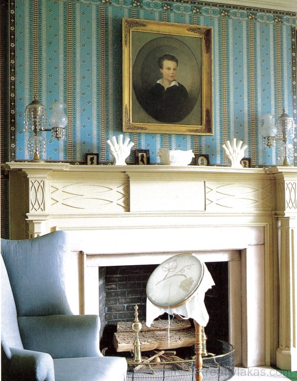 Az Elizabeth Dyckman hálószobájában látható kék-arany-zöld csíkos tapéta 