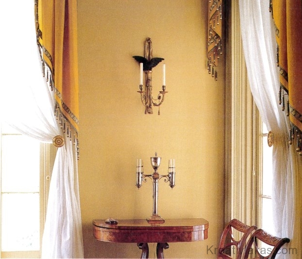 A klasszicista enteriőrökben a sárga falakat gyakran a drapériákkal megegyező árnyalatúra en-suite festették