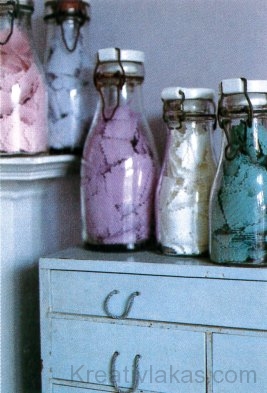 Az üvegben tárolt színes textildarabkák üzenete