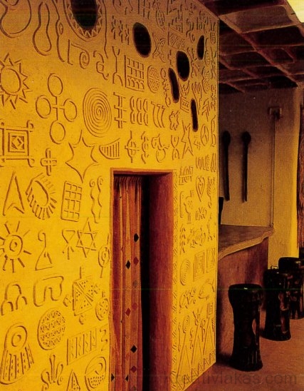 A nagy sárga felületet reliefként domborodó afrikai szimbólumok tagolják