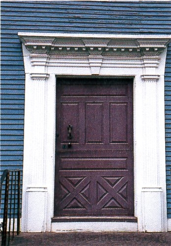 A Silas Deane-ház sötét rozsdabarna bejárati ajtaja