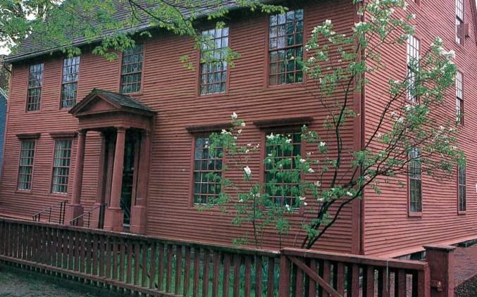 A Webb-ház homlokzatának és oldalfalainak lécburkolata